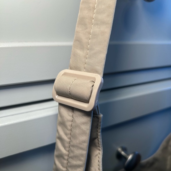 BAGGU Small Nylon Sling Bag In Dove NWOT - Picture 3 of 6